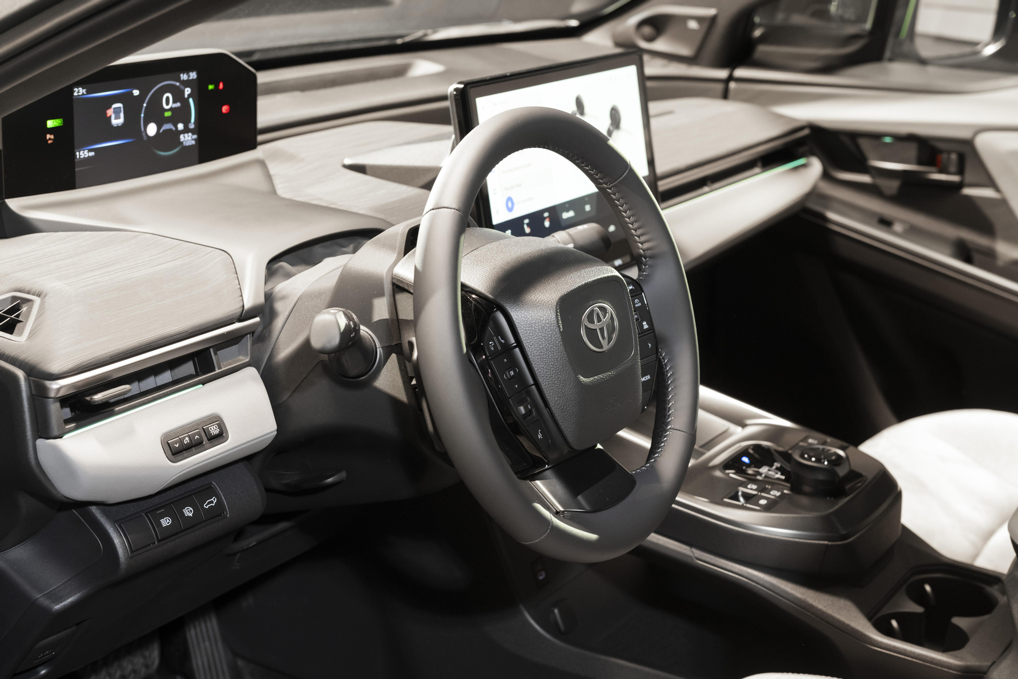 La zona delantera es una herencia directa del Toyota bZ4X.