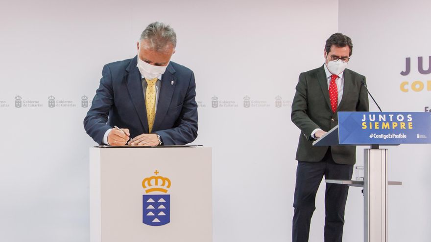El presidente de Canarias, Ángel Víctor Torres, firmando el acuerdo con la CEOE