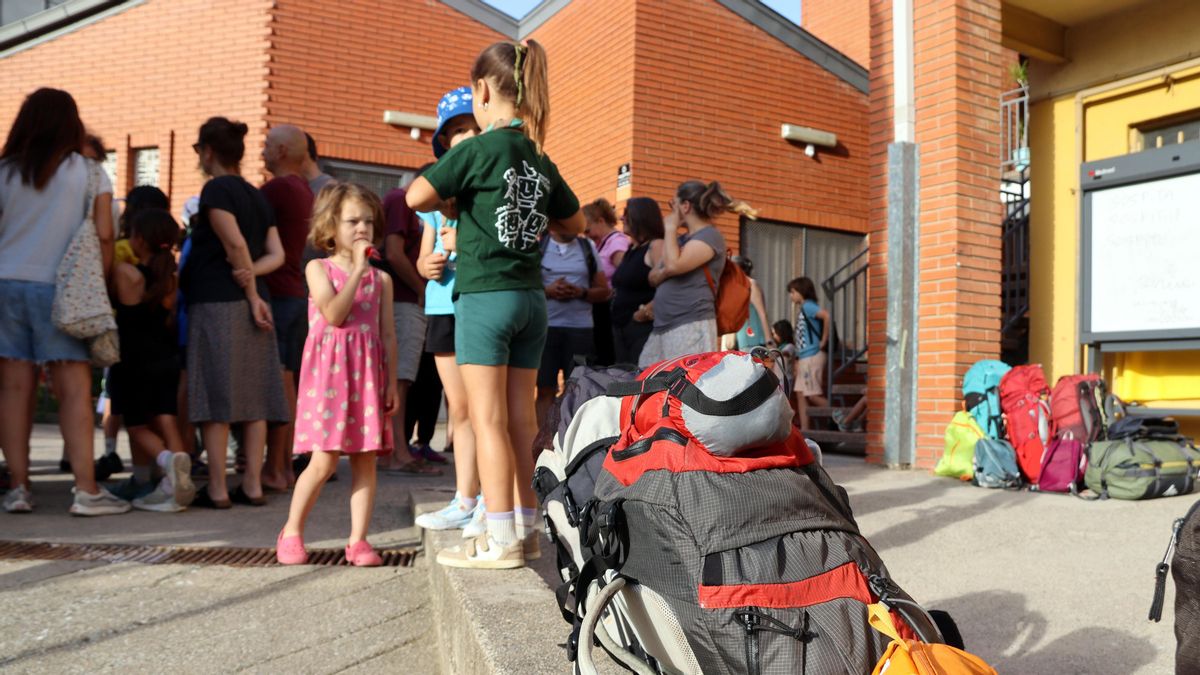 Un grupo de niños y niñas, a punto de ir de colonias el pasado mes de junio