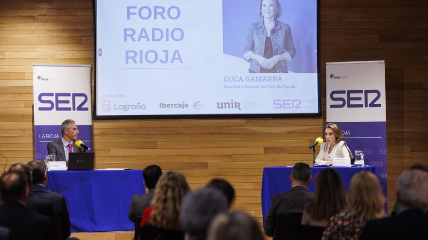 La secretaria general del PP, Cuca Gamarra, durante el nuevo ‘Foro Radio Rioja’ organizado por Radio Rioja Cadena SER, en el Espacio Lagares, a 2 de mayo de 2025