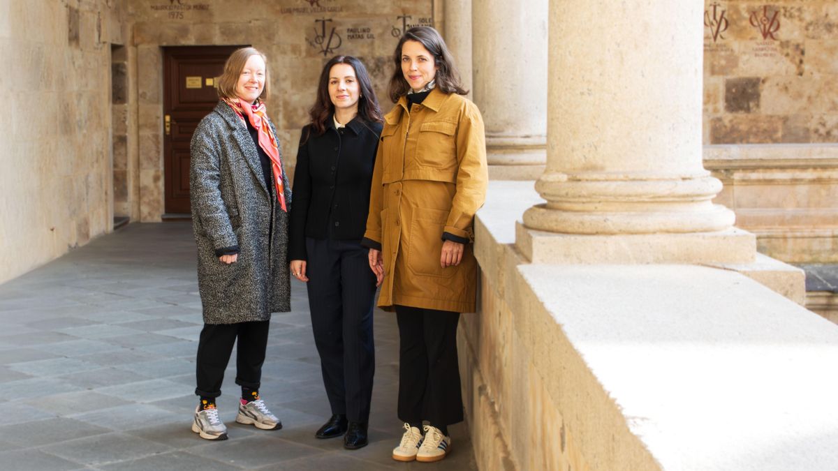 De izquierda a derecha: Berit Callsen, Raquel Fernández y Ángela Calderón en la Facultad de Filología de la USAL.