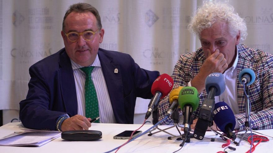 José Luis Yzuel y Ángel Cuevas, en la rueda de prensa en la que Cuevas anuncia que deja la presidencia de la AEHC