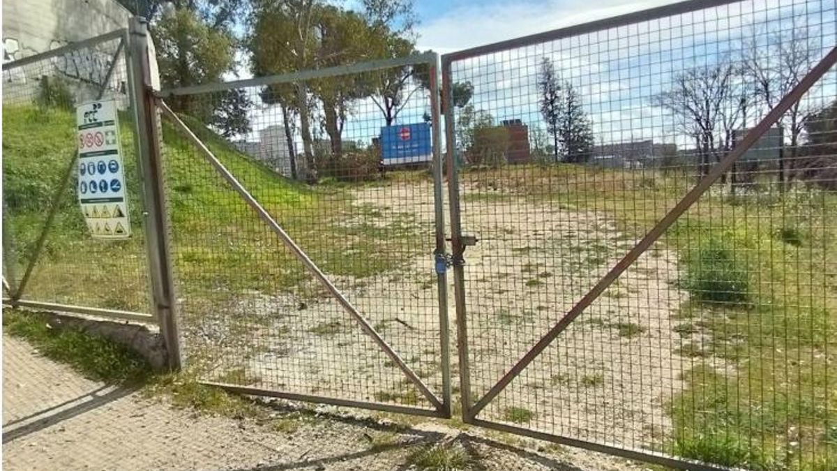 Valla del Canal de Isabel II que impide la continuidad del camino en un tramo contiguo a la Dehesa de la Villa