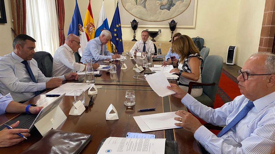 Los cabildos rechazan la apertura de más centros de acogida para migrantes en Canarias