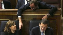 Alonso habla con Sáenz de Santamaría, junto a Mariano Rajoy.