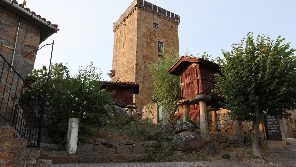 De 19 metros de altura y estilo medieval, la torre del castillo de esta pequeña localidad gallega es uno de sus símbolos