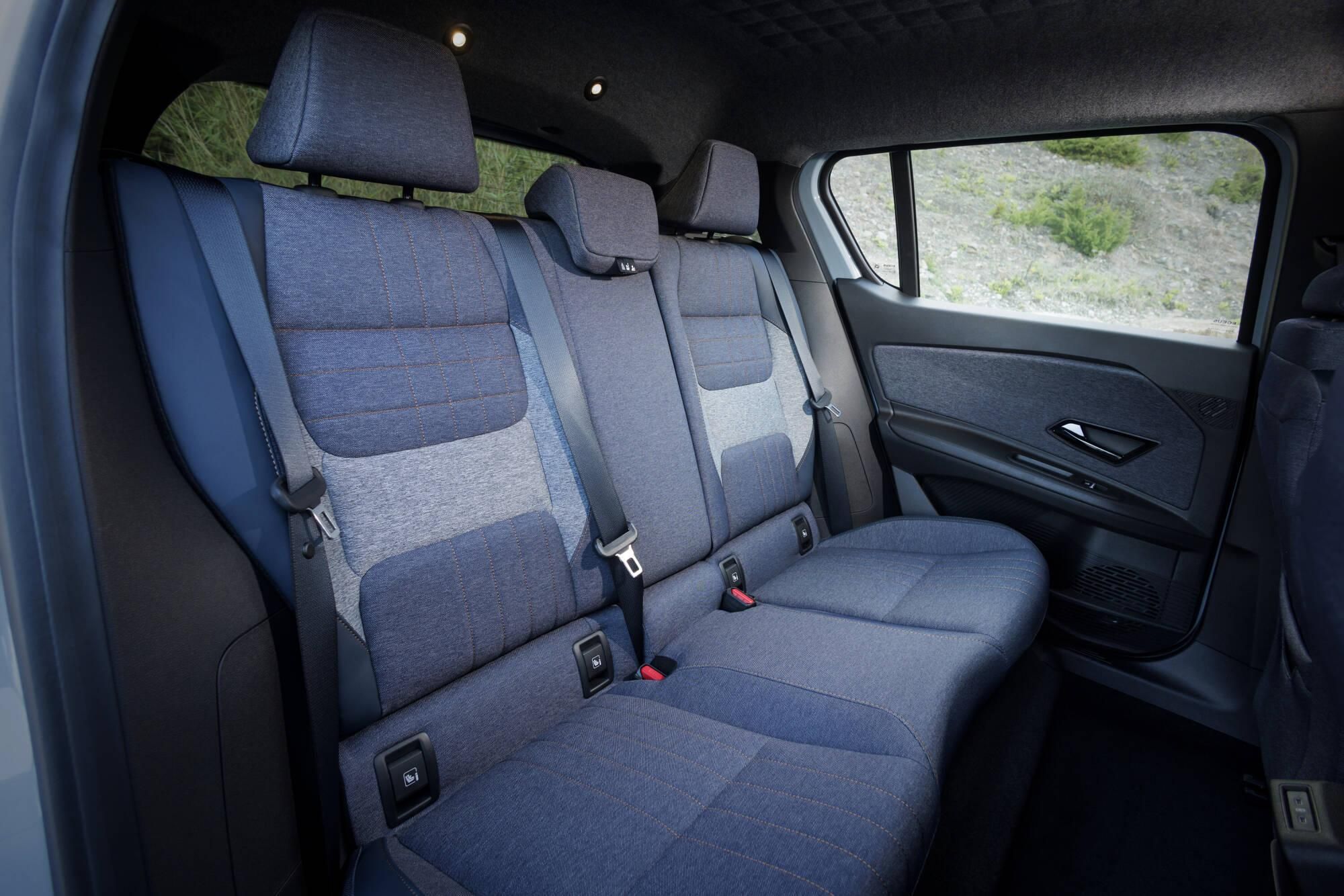 Las plazas traseras ganan mucha amplitud con respecto al R5.