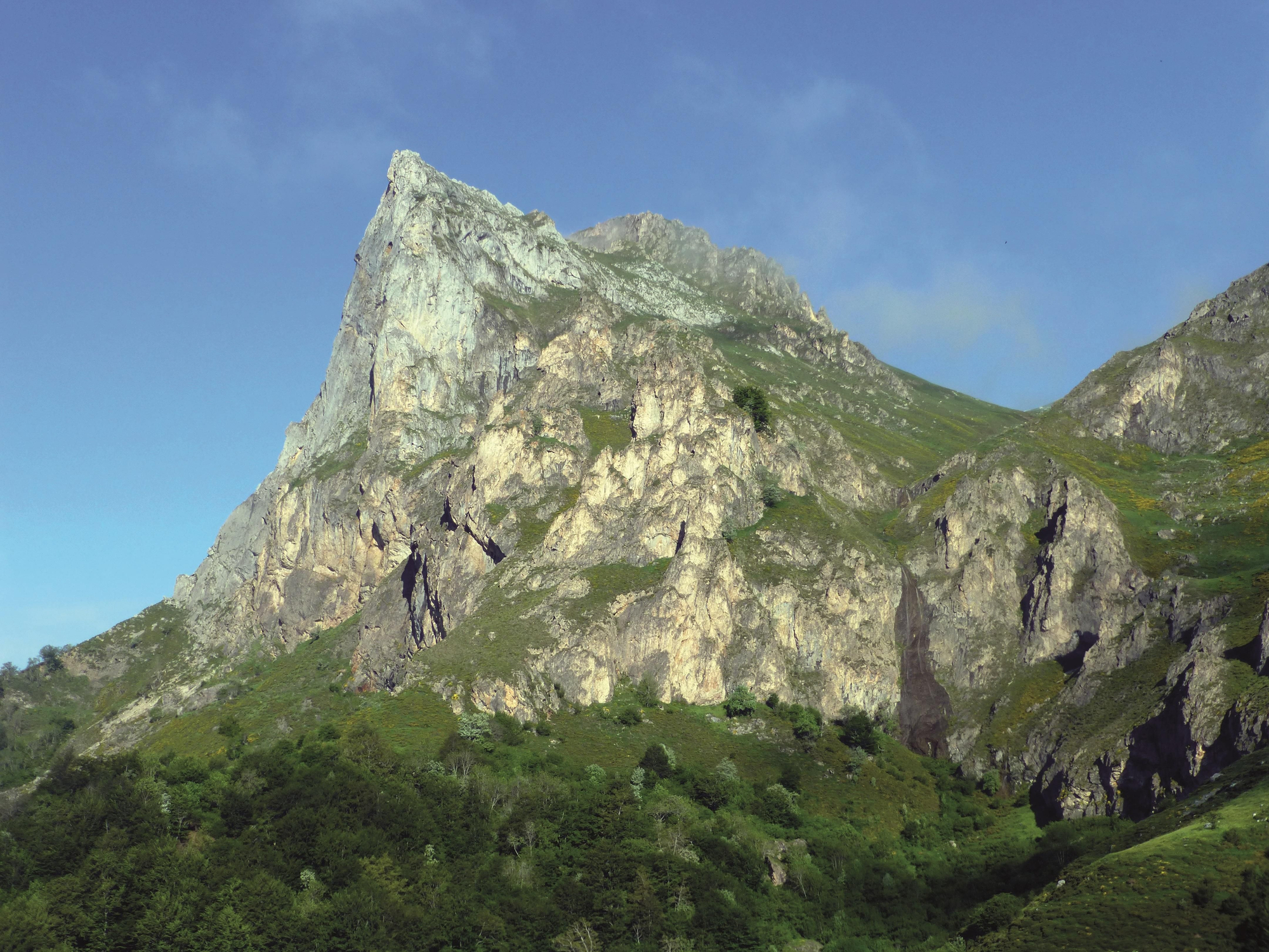 El Pico Valdecoro, con su esbelto ‘Espolón Sur’ recortado contra el horizonte.