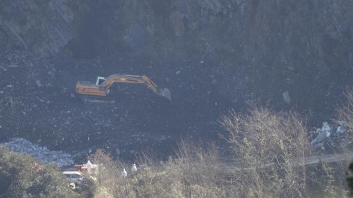 Un foco de fuego se ha reavivado esta noche en el vertedero de Zaldibar (Bizkaia)