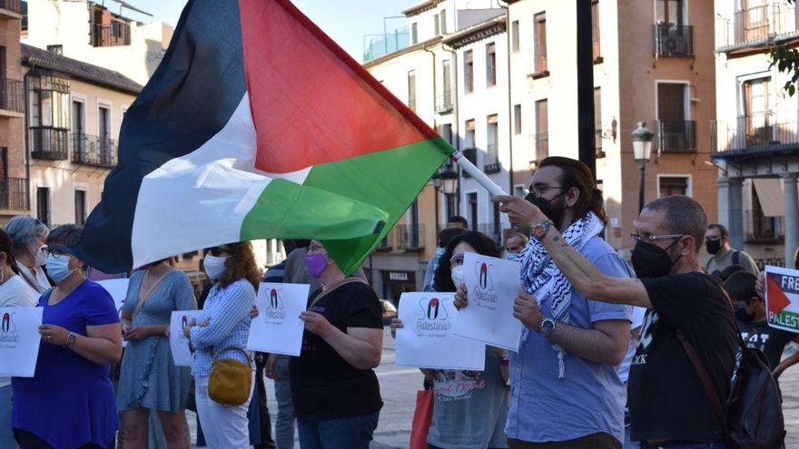 Un momento de la concentración en Toledo en repulsa de la violencia y contra los ataques al pueblo palestino