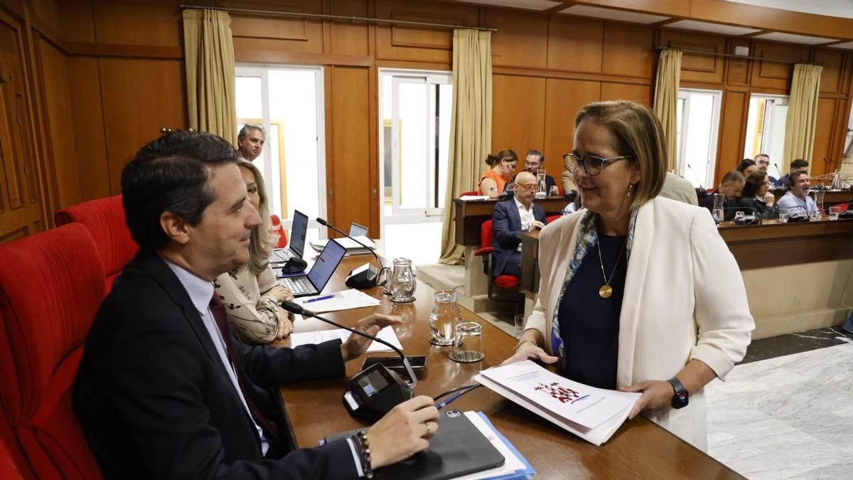 El alcalde, José María Bellido, y la delegada de Hacienda, Blanca Torrent, con el documento de ordenanzas fiscales antes del Pleno de octubre en el Ayuntamiento de Córdoba