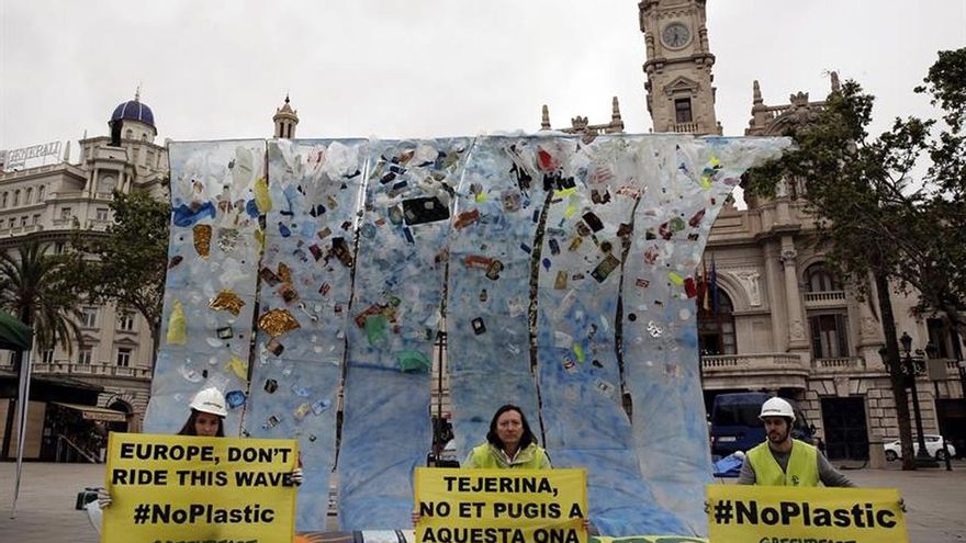 Greenpeace inicia una campaña contra los residuos plásticos en los océanos