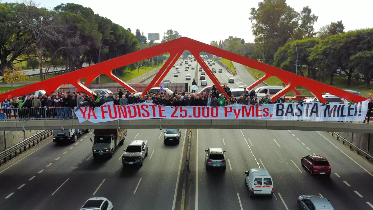Protesta por el cierre de 25.000 PyMEs terminó con incidentes y represión policial en San Martín (BsAs)