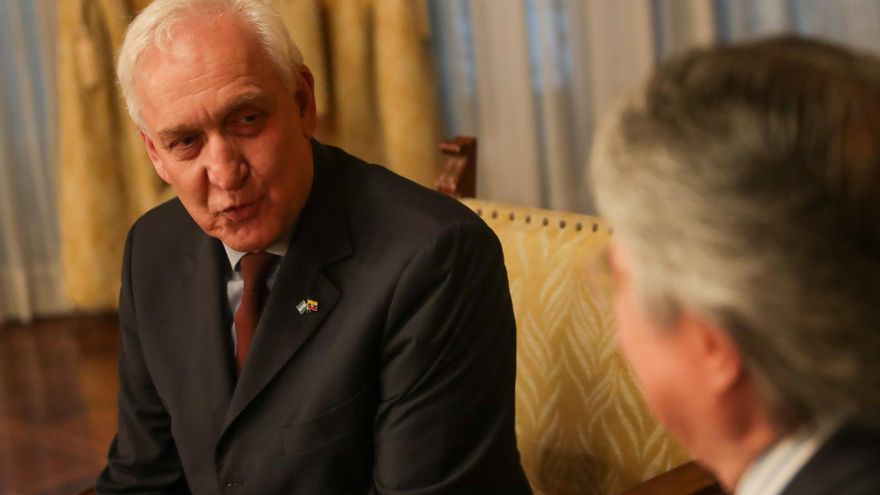 El embajador Fuks dejó Ecuador en medio de la crisis diplomática