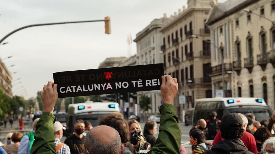 El rey vuelve a Barcelona arropado por Sánchez y con protestas del independentismo en la calle