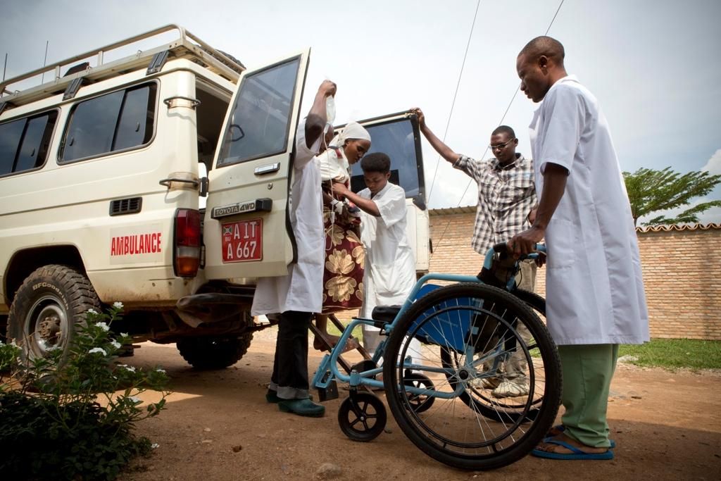 La introducción de un sistema de traslado en ambulancia y de servicios obstétricos de urgencia en Burundi y en Sierra Leona se ha traducido en una reducción considerable de los riesgos de fallecimiento por complicaciones ligadas al embarazo. Traslado de una mujer embarazada al centro de referencia de Kabezi, Burundi. Fotografía: Sarah Elliott