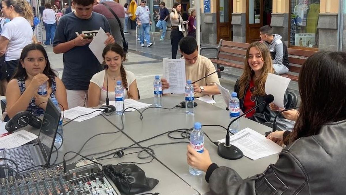 Imagen de archivo del VI encuentro de radios escolares 'De Palique', celebrado en la Calle Mayor de Triana, en marzo de 2024.