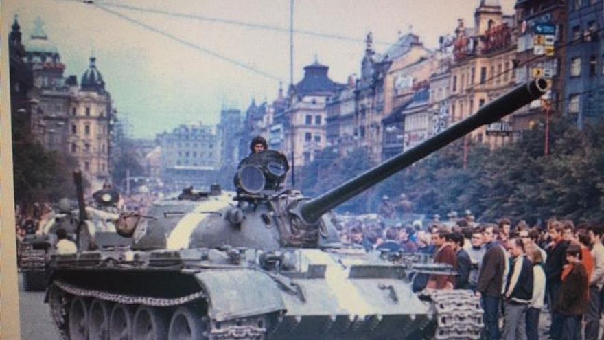 Tanques soviéticos invaden Praga