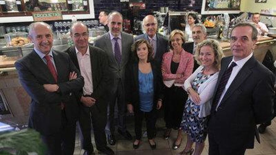 Encuentro de los portavoces de varios grupos parlamentarios en el bar Manolo cercano al Congreso durante el mandato de Zapatero.