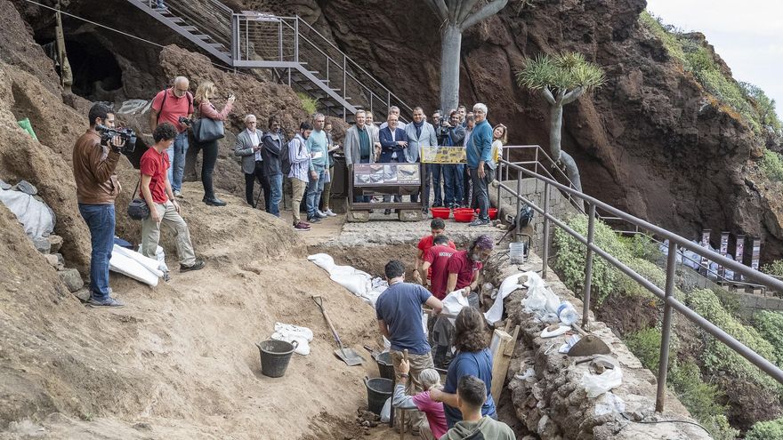 Las autoridades insulares y locales, durante su visita este martes al Cenobio de Valerón