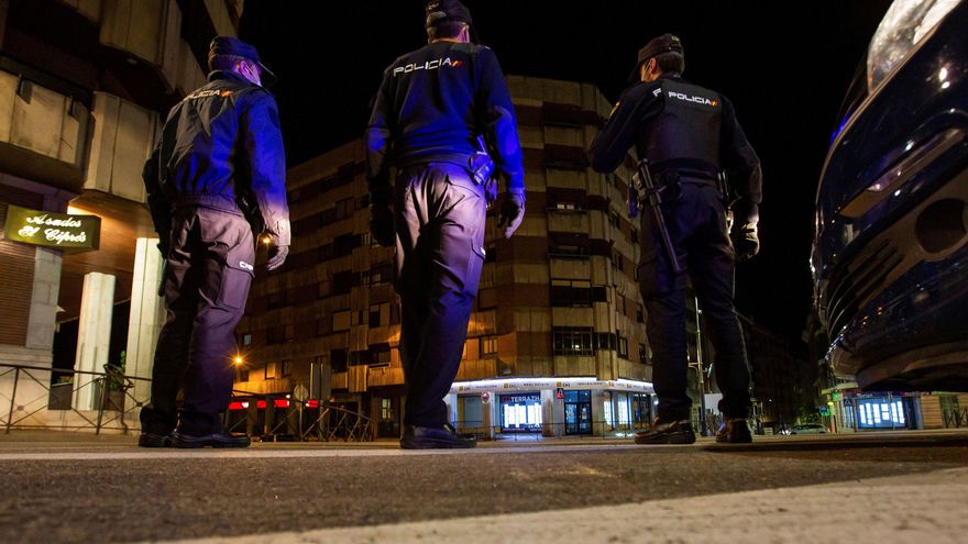 La Policía Nacional vigilando las calles, este sábado en Aranda de Duero, tras el toque de queda decretado por el Gobierno de Castilla y León. EFE/Paco Santamaría