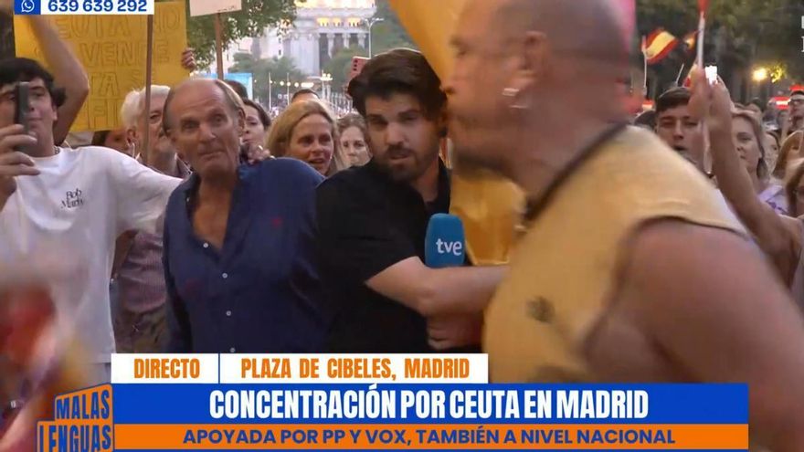 Unos señalan. Otros agreden a periodistas