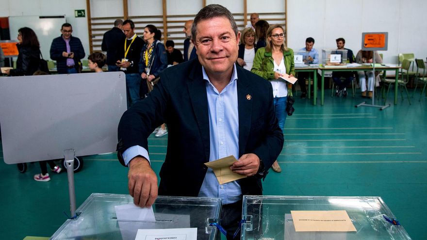 El presidente de Castilla la Mancha, Emiliano García Page, vota en su colegio electoral este domingo en Toledo.
