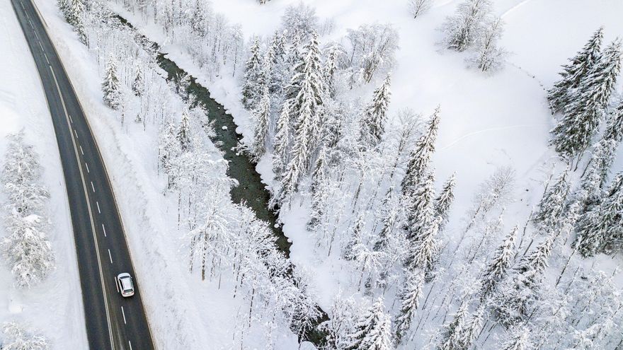 El frío y el hielo paralizan aeropuertos, vías de tren y carreteras en Europa Central
