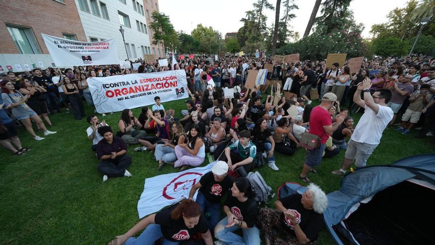 Cientos de personas se concentran en Córdoba tras el desahucio de Maricarmen y arranca una acampada