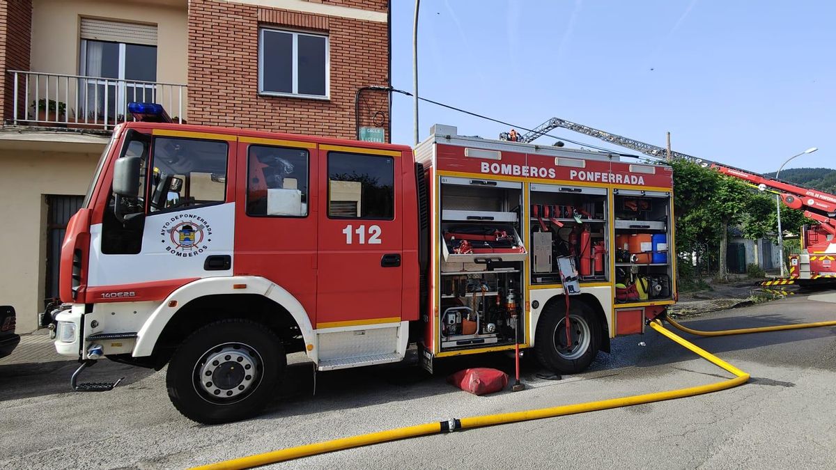 Un hombre es trasladado al Hospital El Bierzo tras inhalar humo en el incendio de su vivienda en Ponferrada