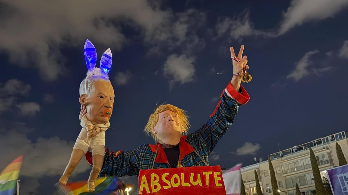 Vista de la manifestación este sábado 11 de abril de 2026 en la plaza de Habima de Tel Aviv, donde un asistente vestía una careta de Donald Trump con un muñeco que simbolizaba a Netanyahu