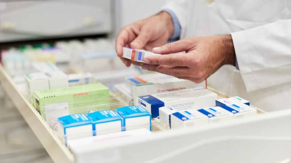 Un farmacéutico revisa la medicación.