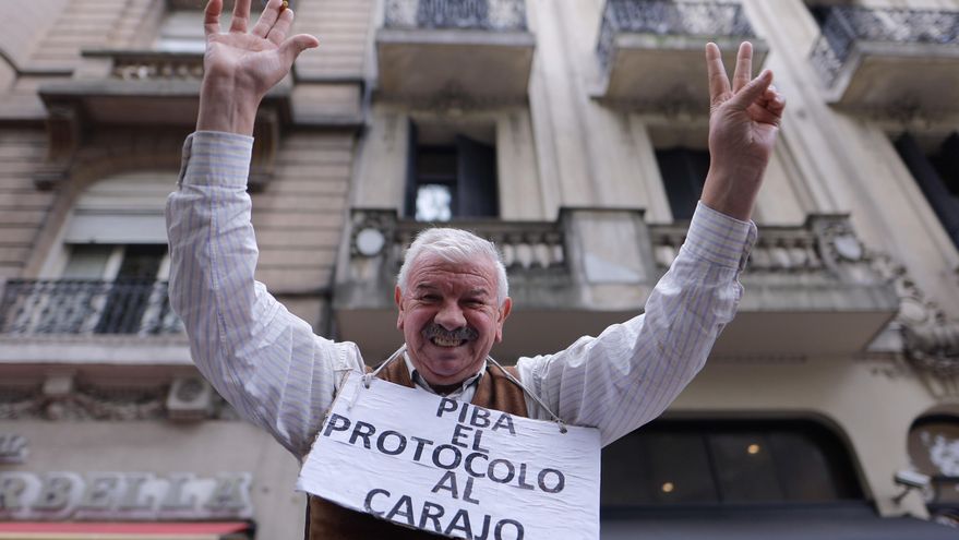 Sin protocolo antipiquete, jubilados y la CGT marcharon juntos contra el ajuste del Gobierno: “Cada vez somos más”