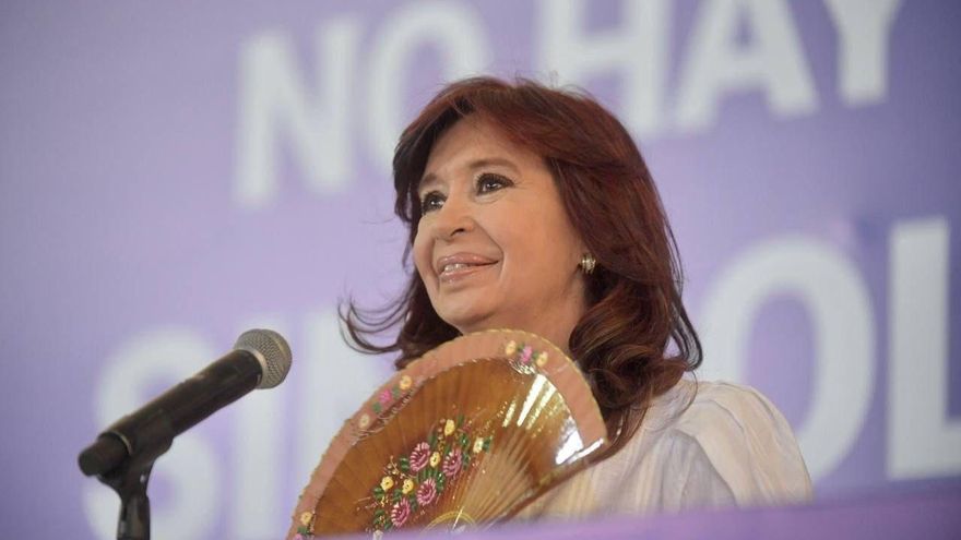 Detector de metales y gorritas "CFK 2023" en el regreso de Cristina a los escenarios