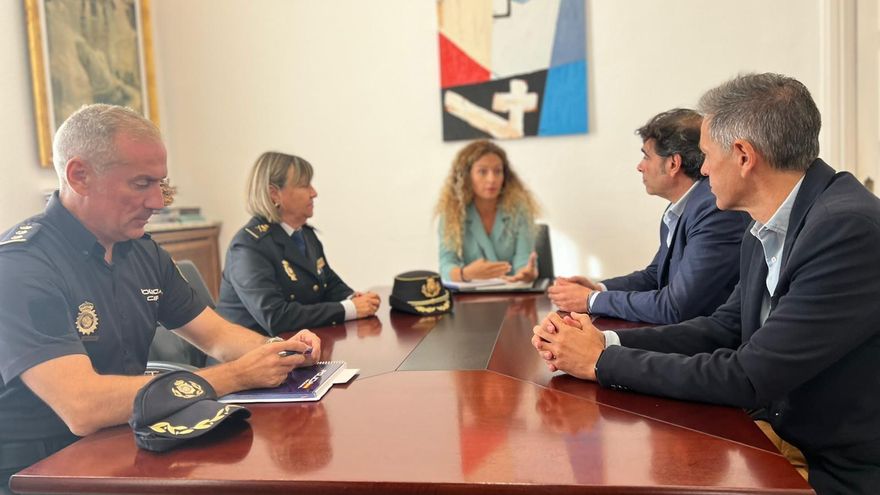 Reunión de la delegada del Gobierno en Cantabria, Ainoa Quiñones; representantes de la Policía Nacional y directivos del Racing de Santander