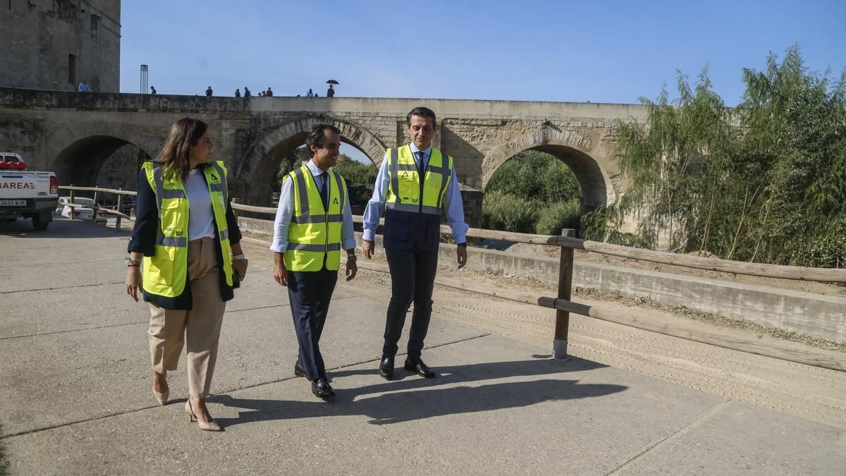 El consejero de Fomento y Movilidad de la Junta, Mario Muñoz-Atanet, y el alcalde de Córdoba, José María Bellido, visitan las obras bajo el puente romano_11
