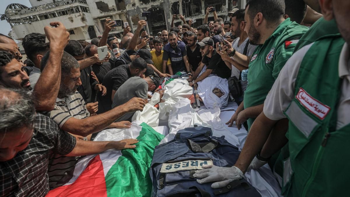 Un grupo de palestinos asiste al funeral del periodista gazatí Amas al Sharif.