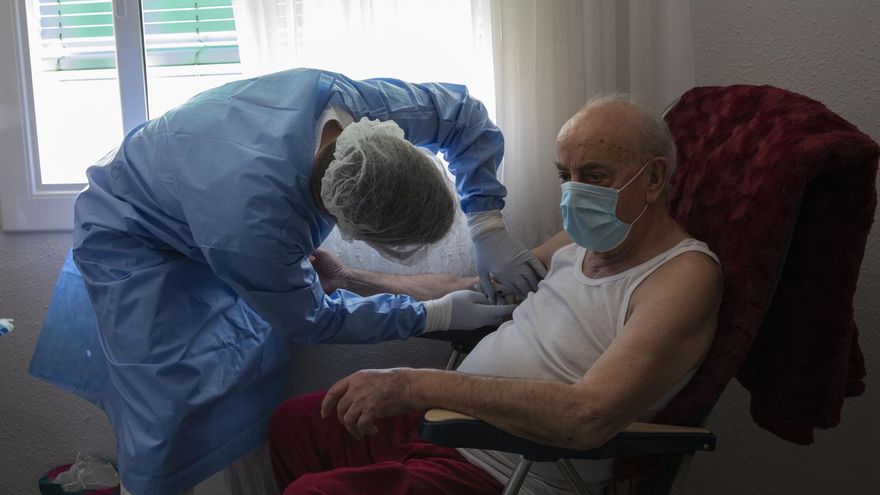 Un sanitario de la Unidad de Hospitalitación a Domicilio de Can Ruti atiende a un paciente con COVID-19