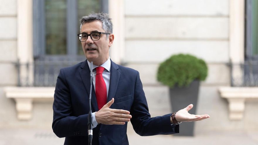 El ministro Félix Bolaños atiende a los medios en el Congreso.