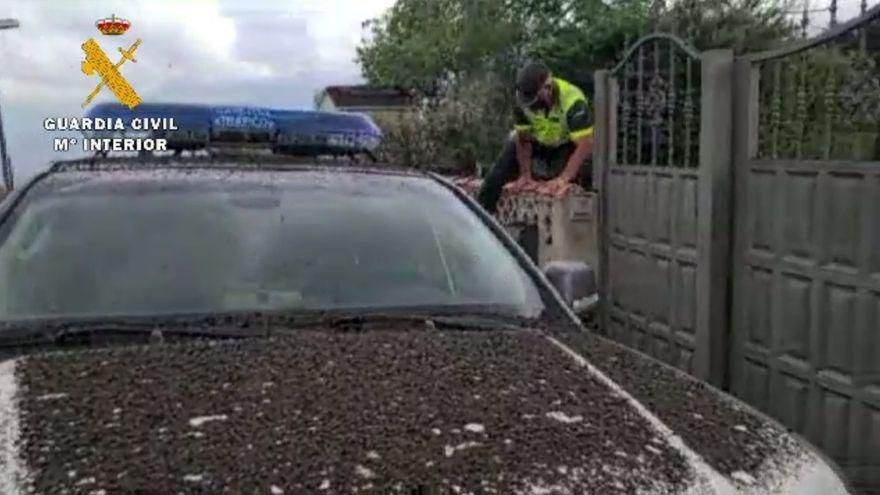 Un teniente de la Guardia Civil muestra la situación de su casa en riesgo por el volcán de La Palma GUARDIA CIVIL