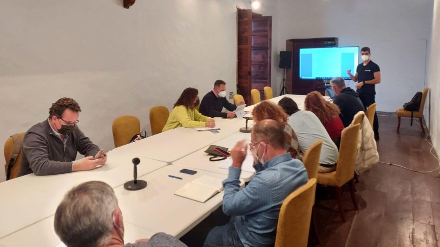 Reunión con regantes de la zona de costa oeste de La Palma.
