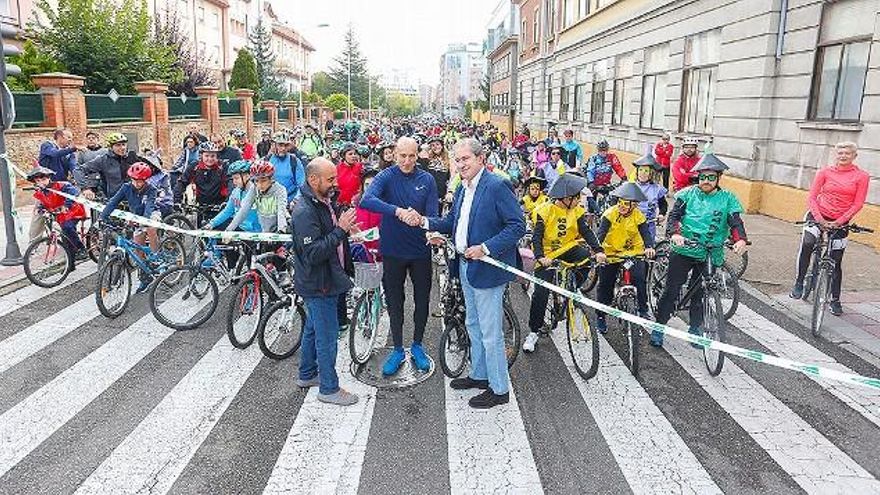 Carlos S. Campillo / ICAL El alcalde de León, José Antonio Diez, participa en el XXV Día de la Bici por las calles de la ciudad.