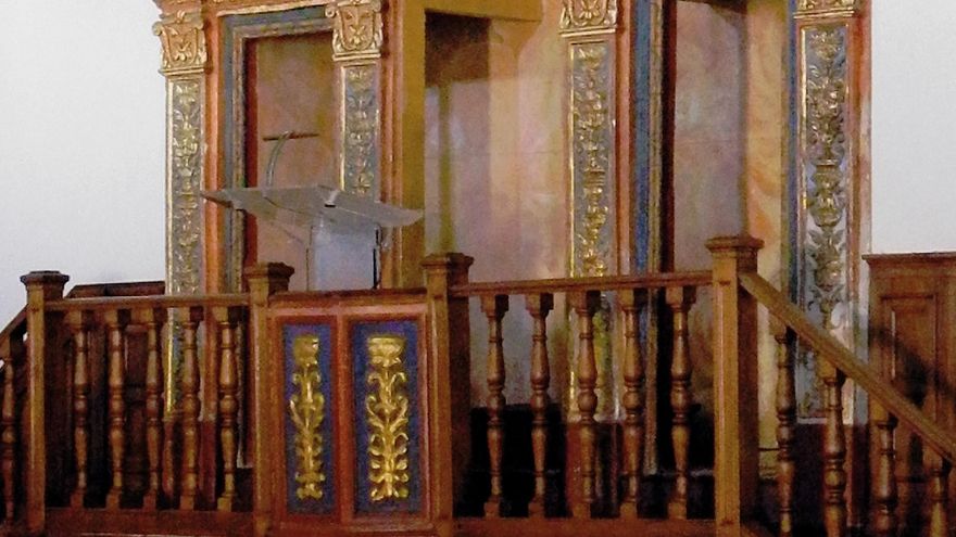 Tribuna de los oradores o Cátedra que data del siglo XVI. Está en el actual Paraninfo de la Universidad de Alcalá donde los estudiantes presentaban sus tesis junto a un profesor tutor y otro que ejercía de detractor