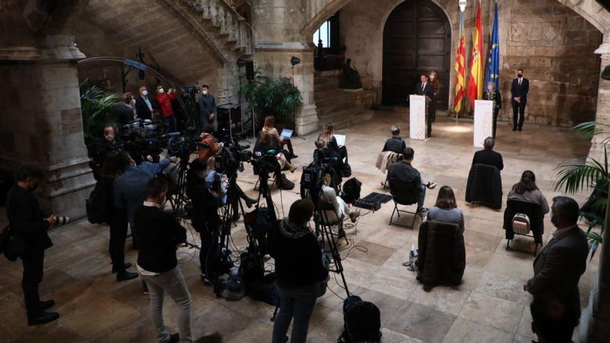 Un momento de la comparecencia de Ximo Puig y Ana Barceló en el Palau de la Generalitat.