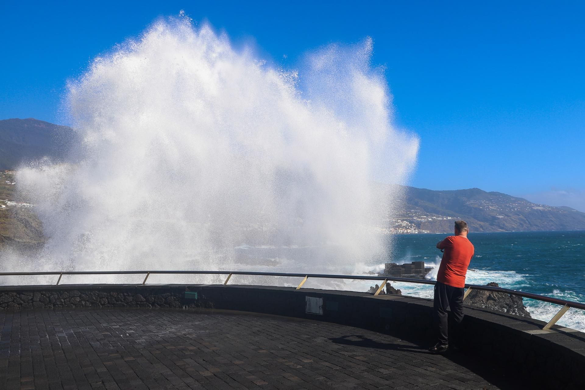 Una persona fotografía el oleaje en La Palma.
