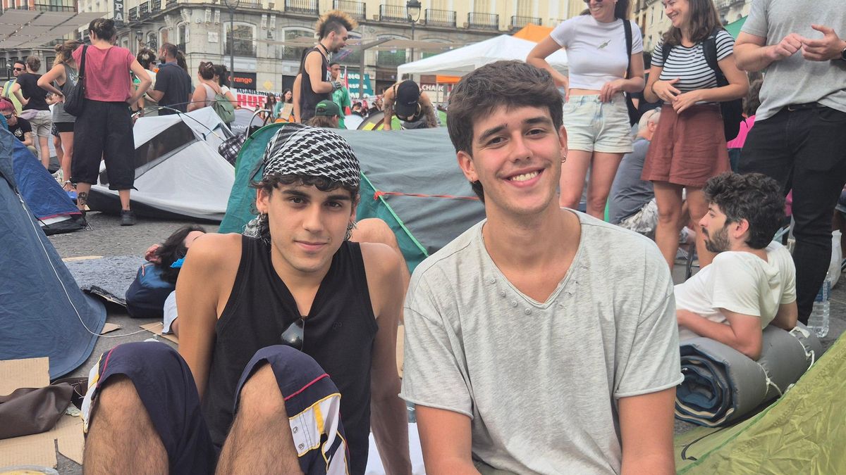 Diego e Iker, de 19 y 22 años, este domingo en la Puerta del Sol.