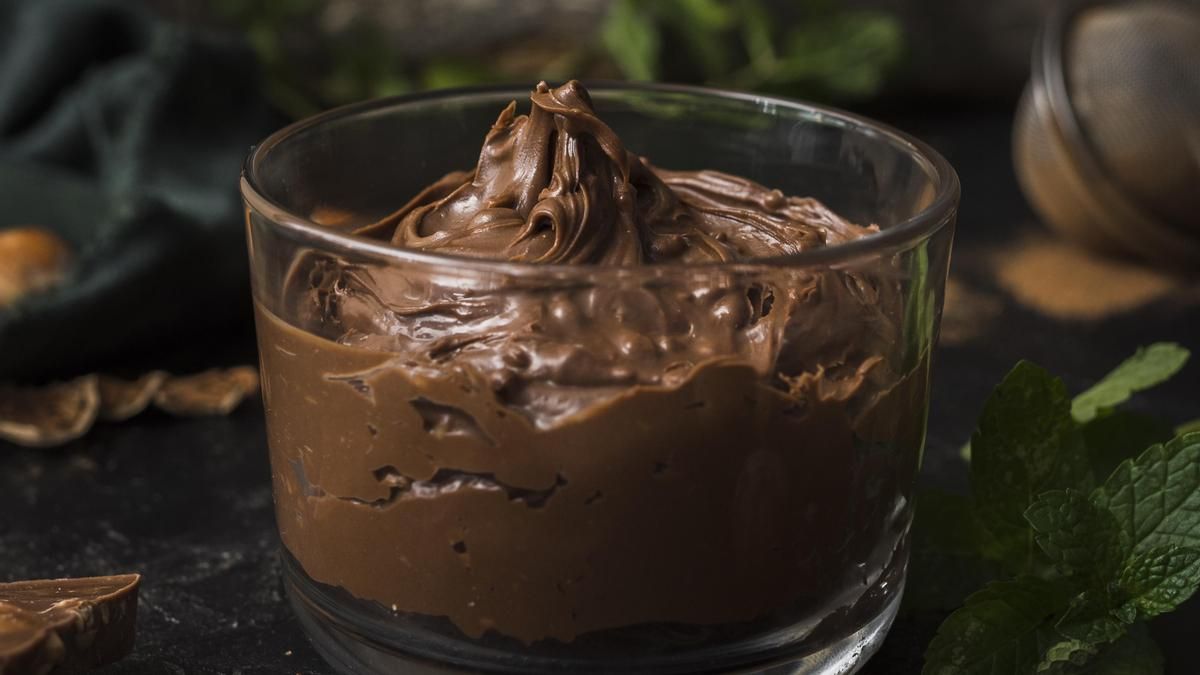 Cremosa y sencilla natilla de chocolate