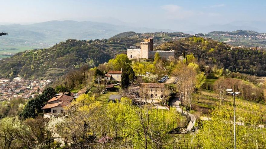 No es Verona: la pequeña ciudad de Italia donde están los verdaderos castillos de Romeo y Julieta
