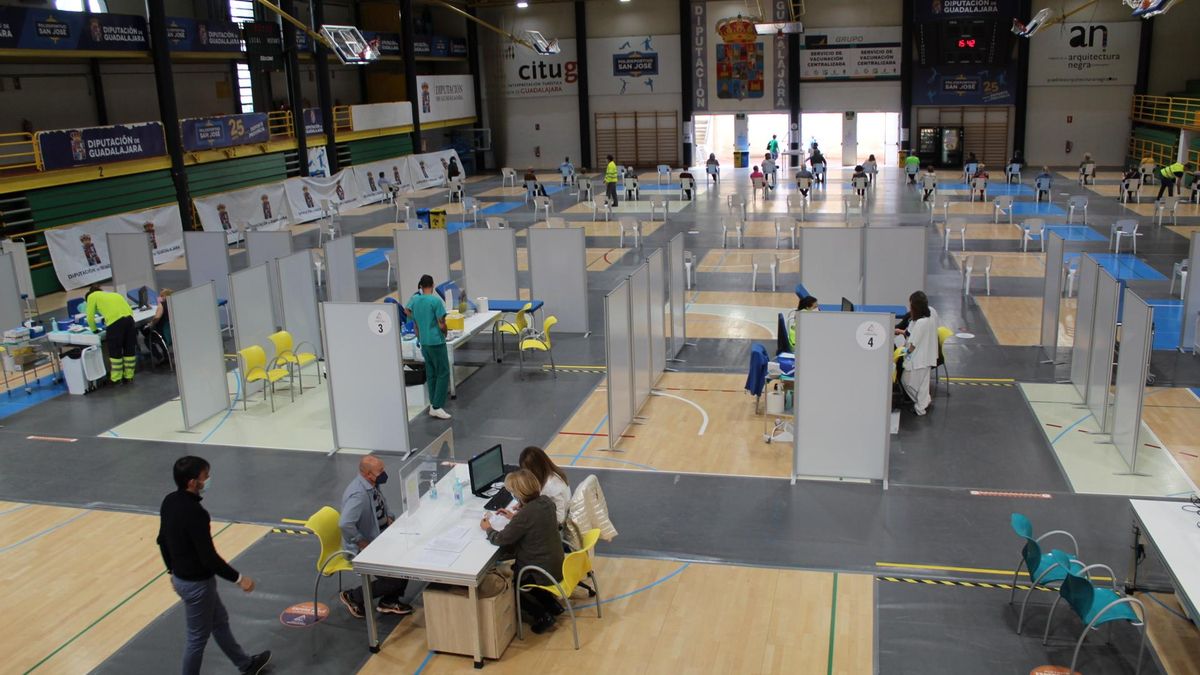 El polideportivo San José de Guadalajara ha servido de punto centralizado de vacunación contra la COVID-19