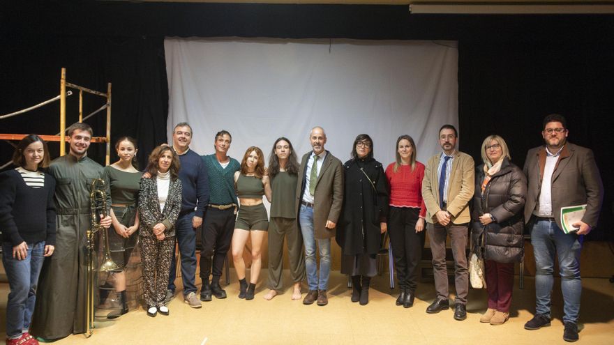 Alumnos de Erasmus + junto al Consejero de Educación, Formación Profesional y Universidades, Sergio Silva.